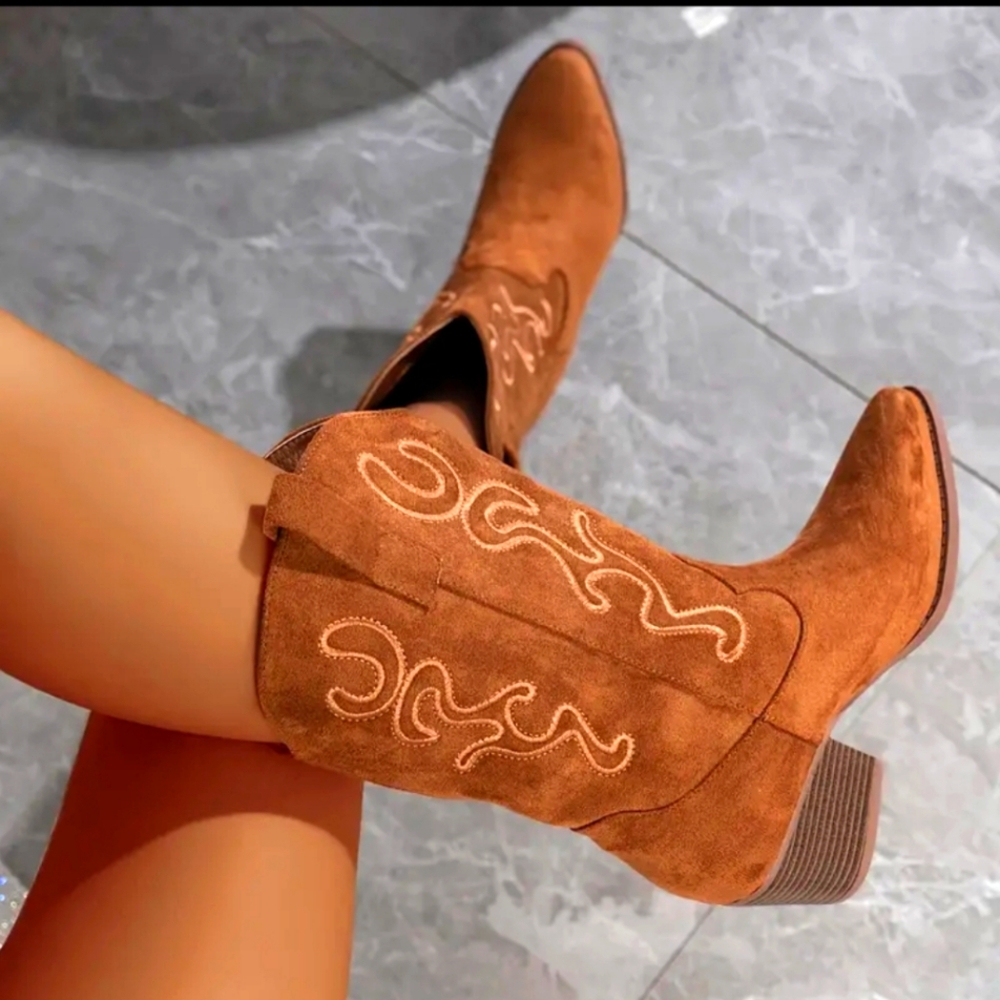 NWOT,Tan,Faux Suede,Cowgirl/Cowboy Boots with Pointed Toes & Embroidered Shaft🐴